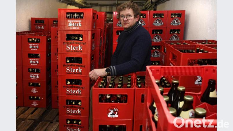 Martin Sterk mit einem Teil seines Flaschenbieres. In der Bockbierzeit setzt er auf seine Stammkundschaft. Bild: Petra Hartl