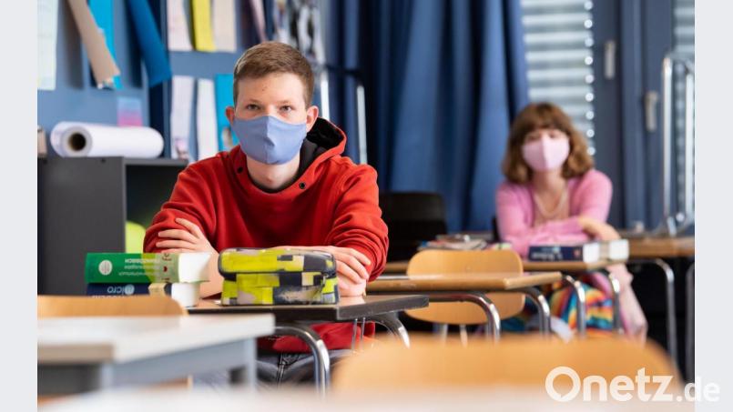 Schüler einer 12. Klasse des Lise-Meitner-Gymnasiums in Unterhaching nehmen am Unterricht teil und tragen Mundschutz. Das Homeschooling endet in Bayern sukzessive. Archivbild: Sven Hoppe