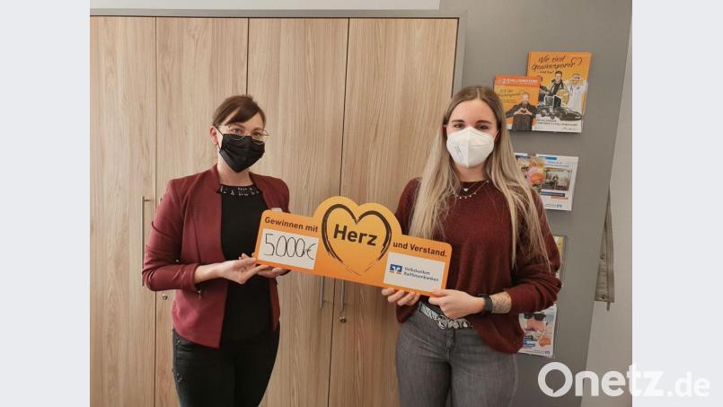Die stellvertretende Geschäftsstellenleiterin Carina Dobmeier gratuliert Vanessa Karl (rechts) zum Gewinn. Bild: gz