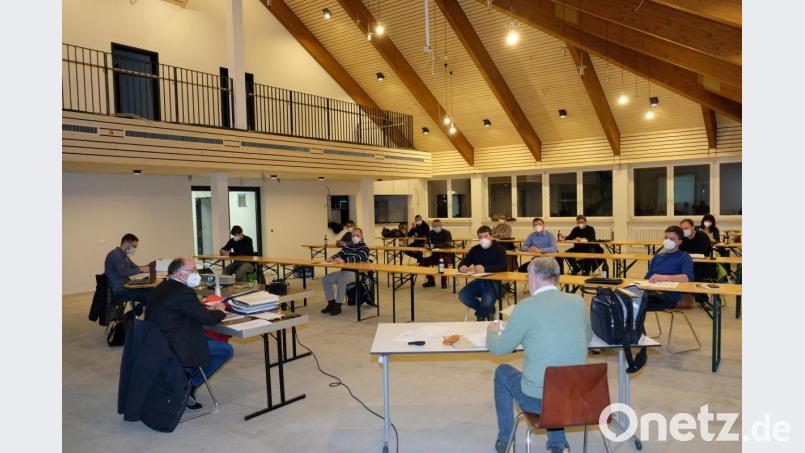 Noch ist auch der große Saal des Gemeindezentrums Speinshart noch Baustelle. Die Baufortschritte machen es der Ratsversammlung dennoch möglich, in fast neuer Umgebung zu tagen. Bild: do