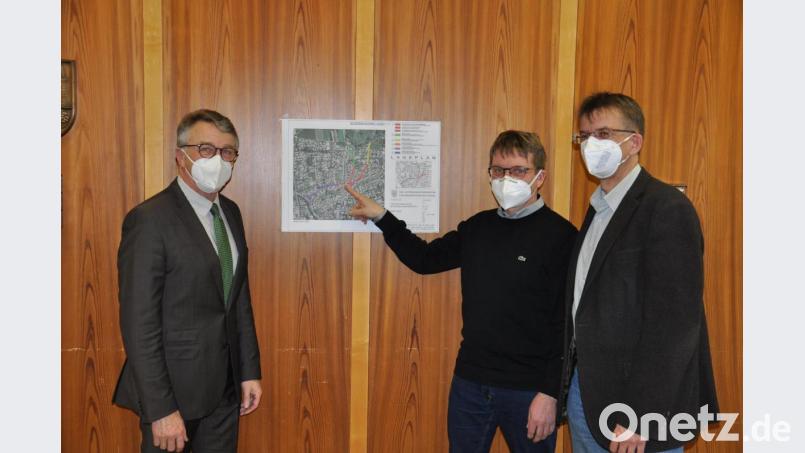 In der kommenden Woche soll die Erneuerung der Kanäle und Trinkwasserleitungen im Ort beginnen. Den ersten Abschnitt erläuterte Stadtbaumeister Andreas Ockl (Mitte) Bürgermeister Franz Stahl (links) und dem Leiter der Stadtwerke, Thomas Kraus. Bild: ws