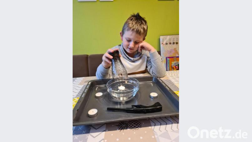 „Welche Kerze erlischt zuletzt?“, wollte dieser Drittklässler beim Experimentieren zum Thema „Feuer braucht Sauerstoff“ wissen. Bild: Grundschule Kulmain/exb