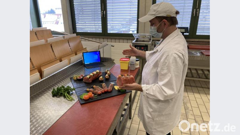Rollbraten und Spieße stehen in dieser Unterrichtsstunde bei Fachlehrer Bernd Roth auf dem Lehrplan. Bild: BSZ SURO/exb