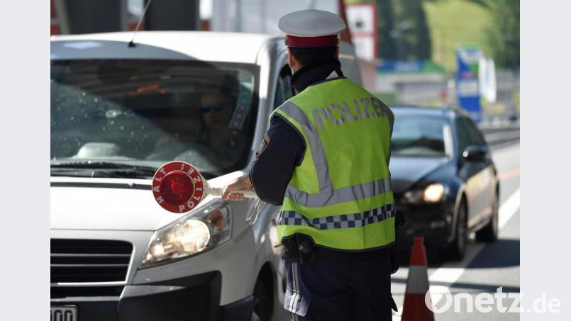 Polizisten kontrollieren die Fahrzeuge bei der Einreise. Bild: Angelika Warmuth/dpa