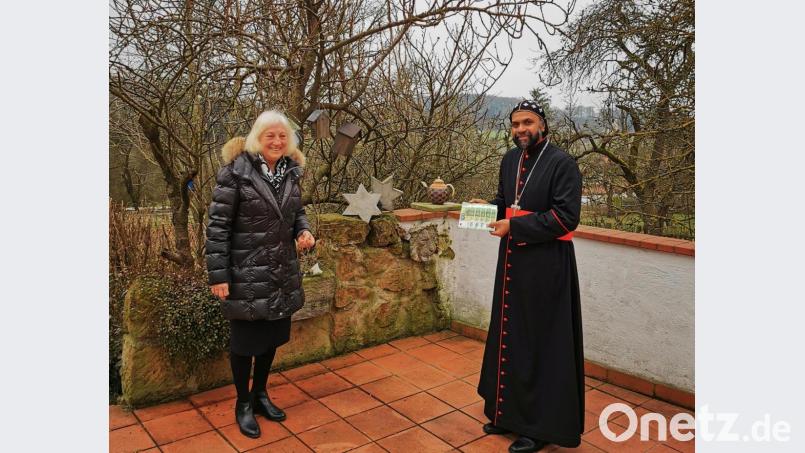 Christl Kredler, Vorsitzende der Frauen-Union Gebenbach, überreicht Bischof Kuriakose Theophilose eine Spende von 500 Euro als finanzielle Unterstützung der Ausbildung von indischen Waisenmädchen. Bild: ads