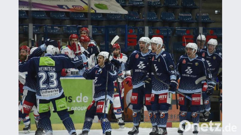 41 Sekunden vor Ende der Verlängerung kannte der Jubel bei den Blue Devils keine Grenzen, nachdem Martin Heinisch den entscheidenden Treffer zum 3:2-Sieg gegen Spitzenreiter Selber Wölfe erzielt hatte.. Bild: gb