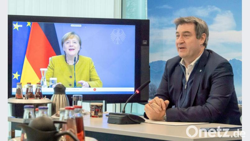 Markus Söder (CSU), Ministerpräsident von Bayern, nimmt in der bayerischen Staatskanzlei an einer Videokonferenz mit Bundeskanzlerin Angela Merkel (CDU) und bayerischen Landräten und Oberbürgermeistern teil. Bild: Peter Kneffel/dpa
