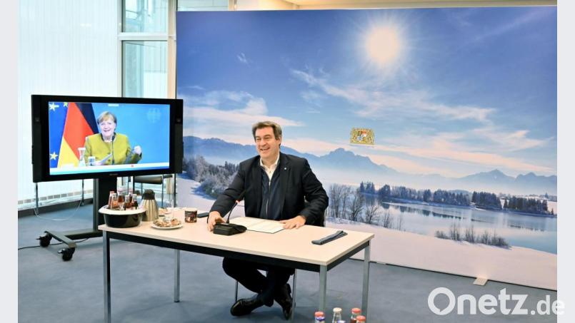 Ministerpräsident Markus Söder nahm am Freitag an einer Video-Konferenz mit Bundeskanzlerin Angela Merkel teil. Mit von der Partie waren auch Oberbürgermeister Michael Cerny und Landrat Richard Reisinger. Bild: Peter Kneffel
