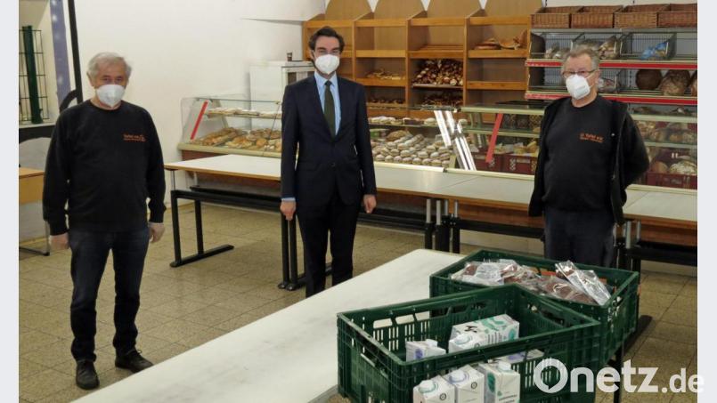 Eine Spende hatte der Landtagsabgeordnete Stephan Oetzinger (Mitte) für die Weidener Tafel im Gepäck und überreichte sie Englbert Mayer (rechts) und Hermann Rothballer. Bild: Dobmeier