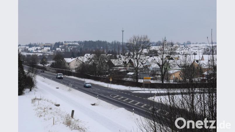 In den kommenden Wochen finden Lärmmessungen an der Schallschutzwand bei der B15 in Tirschenreuth statt. Bild: szl