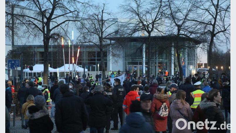 Zur Querdenker-Demo vor dem ACC kamen am Samstagabend wieder rund 400 Menschen. Bild: Wolfgang Steinbacher