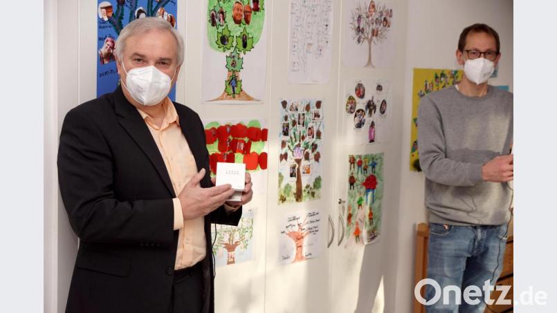 Bürgermeister Günter Kopp (links) hat einen der CO2-Sensoren bereits in der jüngsten Gemeinderatssitzung getestet. Bild: bkr