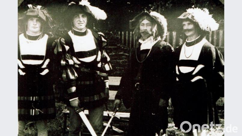 Schnaittenbach, das eng mit dem Namen und der Geschichte der Kastner verbunden ist, führte im Jahre 1933 zur 600-Jahrfeier der Markterhebung das Festspiel &quot;Friedrich der Kastner&quot; als Freilichttheater am Buchberg auf. Das Bild zeigt die &quot;Bürger von Schnaittenbach&quot;. Repro: sh