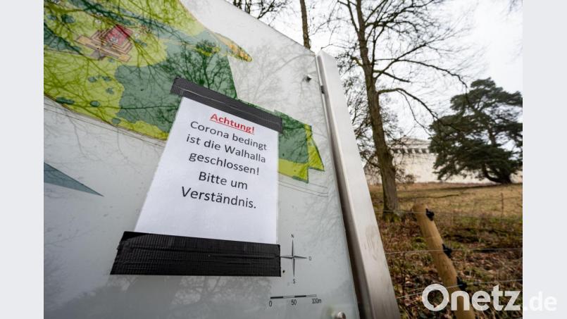 „Achtung! Coronabedingt ist die Walhalla geschlossen!“ steht auf einem Zettel vor der Walhalla. Foto: Armin Weigel/dpa Bild: Armin Weigel