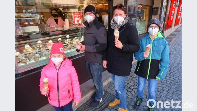 Endlich wieder Eis schlecken: &quot;Ein tolles Gefühl in dieser schlimmen Zeit&quot;, sagt sich diese Familie. Bild: Kunz