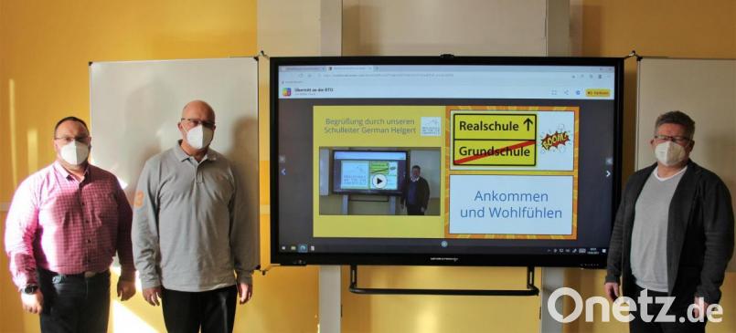 Schulleiter German Helgert (rechts), Konrektor Holger König (links) sowie Walter Thurn präsentierten die "aufgerüstete" Homepage der Realschule Kemnath Bild: stg