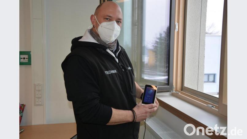 Hausmeister Robert Hoyer zeigt einen der CO2-Warner, mit denen die Qualität der Raumluft in den Klassenzimmern gemessen wird. Die Klassenzimmer müssen regelmäßig gelüftet werden. Bild: jr