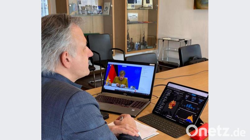 In der Videokonferenz mit Bundeskanzlerin Angela Merkel brachte sich auch Landrat Roland Grillmeier ein. Bild: Landratsamt Tirschenreuth/exb