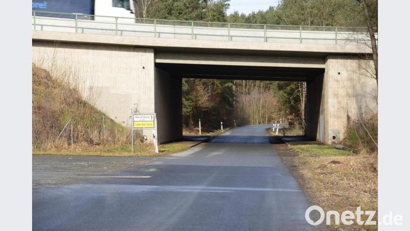 Noch begleitet ein Grünstreifen die Fahrbahn unterhalb der Autobahnbrücke bei Luhe am Forst. Aus diesem Streifen soll bereits begiinnend ab der Firma Siemens bis zur Ortschaft Oberiwildenau, am SC-Sportpark vorbei, ein Geh- und Radweg errichtet werden. Bild: bey
