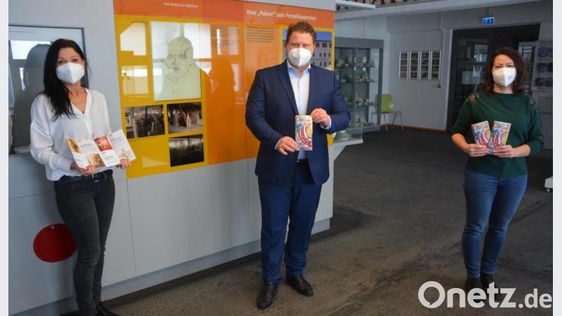Das Team des Museums Mitterteich mit Marion Papsch (links) und Nicole Schuller sowie Bürgermeister Stefan Grillmeier präsentierten das Jahresprogramm 2021. Bild: jr