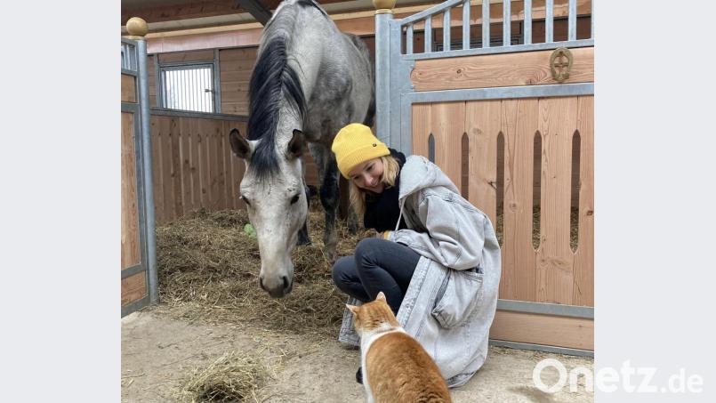 Ein kleiner Abstecher nach der Spendenübergabe: Julia Gruber bei den Tieren am Gnadenhof im Chiemgau. Bild: Julia Gruber/exb