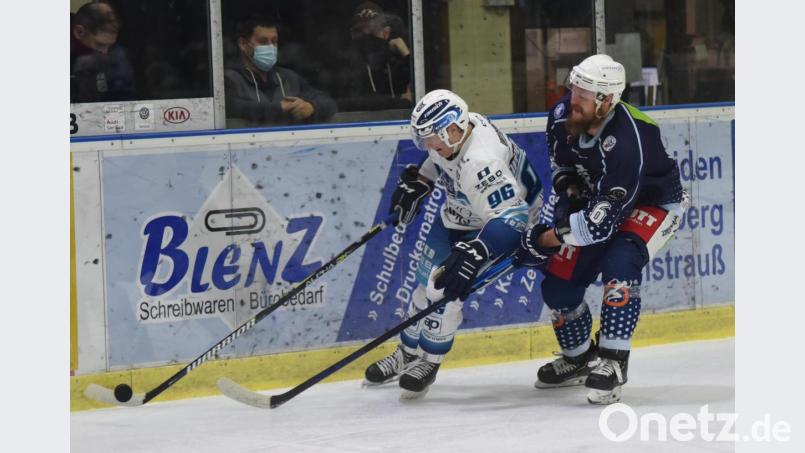 Erneute Niederlage gegen den EV Lindau: Am 22. Dezember 2020 verloren die Blue Devils (Szene mit Kapitän Ralf Herbst, rechts) zu Hause mit 4:6, am Sonntag setzte es am Bodensee eine 0:5-Klatsche. Archivbild: gb