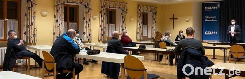 Unter genauer Beachtung der Corona-Vorschriften fand die Ortshauptversammlung des CSU-Ortsverbandes Ehenfeld mit Neuwahlen im Pfarrheim statt. Der einstimmig wieder gewählte Vorsitzende Stadtrat Christian Gnan (rechts) legte seinen Tätigkeitsbericht den Mitgliedern schriftlich vor. Bild: u