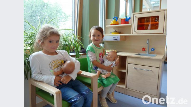 Die Infrastruktur am Ort ist für junge Familien ideal. Der neue Kindergarten mit der modern ausgestatteten Puppenecke ist für diese beiden Mädchen ein Argument zum Wohlfühlen. Bild: Portner
