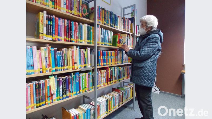 Die wichtigste Abteilung der Pfarrbücherei ist der Bereich für die Kinderbücher. Die Auswahl dort ist riesengroß. „Insgesamt stehen fast 4000 Bücher für den Nachwuchs in den Regalen“, weiß Mitarbeiterin Marianne Reger. Bild: Anita Benkhardt/exb