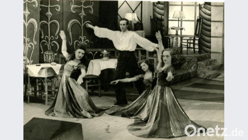 Gruppenbild mit Damen: 1949 war Manfred Uhlig in der „Fledermaus“, einer Operette von Johann Strauss, im Stadttheater zu sehen. Bild: Archiv Manfred Uhlig/exb