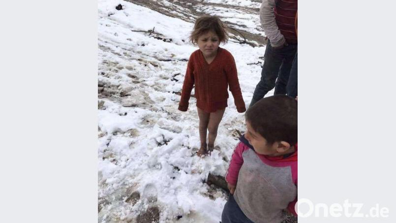 Ohne Schuhwerk kommen oft Kinder auf dem Balkan bei Eis und Schnee zu den Hilfstransporten. Die Aktion &quot;Für das Leben und die Hoffnung&quot; startet deshalb eine Sammelaktion für Kinderschuhe. Bild: exb