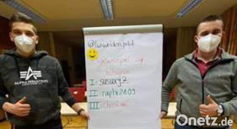 Alexander Windirsch und Peter Krug präsentieren die Gewinner. Bild: Theresa Bäuml/exb