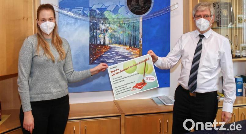 Der neue Malwettbewerb läuft bis 31. März. Auf dem Bild (von links) Organisatorin Carolin Böckl und Bürgermeister Johannes Reger. Bild: njn