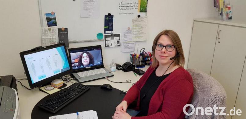 Die Aktionswoche organisierten Schulpsychologin Franziska Urban (auf dem Bildschirm) und Schulsozialpädagogin Katharina Eck (vorne, rechts). Bild: Wirtschaftsschule/exb