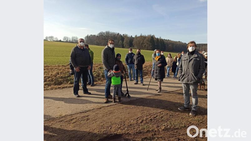 Der Dialog mit den Anwohnern der geplanten PV-Freiflächenanlage "Am Postweiher" stand beim FDP-Ortstermin im Mittelpunkt. Bild: Bernd Dirschl/exb