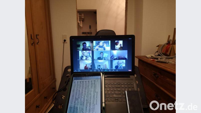 Zwölf der 60 Musiker des Musikzugorchesters bestreiten unter Leitung ihres Dirigenten Wolfgang Vögele ihre erste Online-Probe und spielten Hits aus dem Düsseldorf-Repertoire. Bild: u