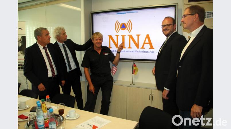 Zwei Landkreise und die Stadt verlassen sich auf Nina: (von links) Oberbürgermeister Kurt Seggewiß, Landrat Wolfgang Lippert, ILS-Experte Jürgen Meyer, Landrat Andreas Meier und ILS-Chef Alfred Rast bei der Vorstellung der neuen Warn-App. Bild: jrh