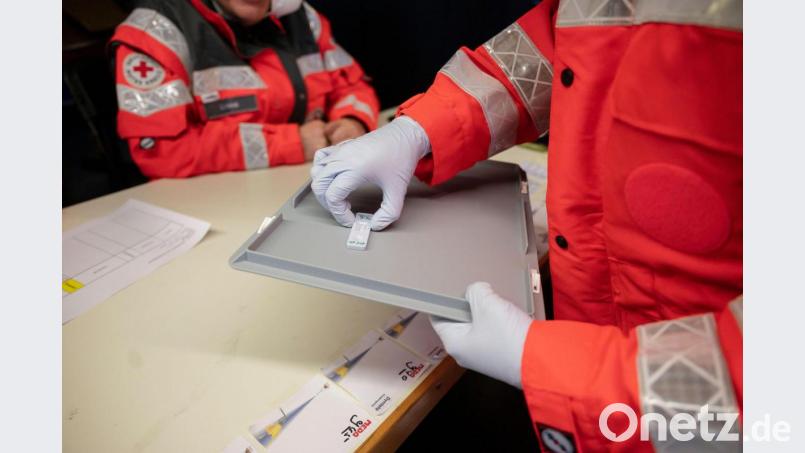 Eine Hoffnung, die hohen Zahlen an Coronainfizierten in der Grenzregion zu Tschechien zu senken, liegt jetzt auf der Einführung von Schnelltests. Solche Testkits hatte das baden-württembergische Sozialministerium vor Weihnachten im benachbarten Bundesland für seine Bevölkerung zur Verfügung gestellt. Die Aktion erfolgte dort in Zusammenarbeit mit Hilfsdiensten wie Rotem Kreuz und Maltesern. Archivbild: Marijan Murat/exb