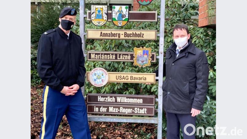 Das Schild an der Partnerschaftstafel tauschen (von links) Oberst Christopher R. Danbeck und Oberbürgermeister Jens Meyer. Bild: Stadt Weiden/exb