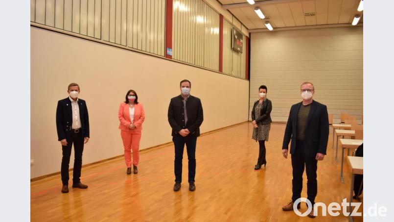 Der CSU-Ortsverband hat seine bisherige Führungsmannschaft bestätigt. Tobias Knechtel (Mitte) steht weiterhin als Vorsitzender an der Spitze. Als Stellvertreter stehen ihm Hans-Georg Dobler (links) und Marianne Forster (Zweite von links ) zur Seite. Bild: bnr