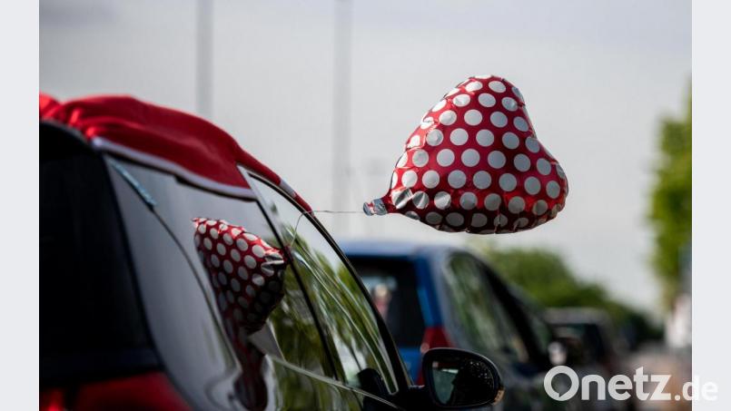 Künftig könnten frisch getraute Paare in Königstein vom Sitzungssaal des Rathauses oder dem Steinstadel aus in die gemeinsame Zukunft starten. Bild: Fabian Strauch/dpa