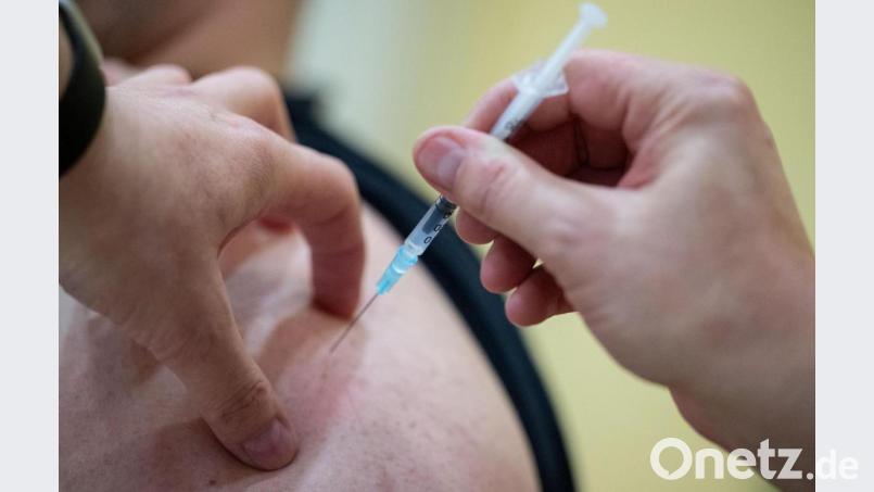 Eine Corona-Impfung wird verabreicht. Bild: Marijan Murat