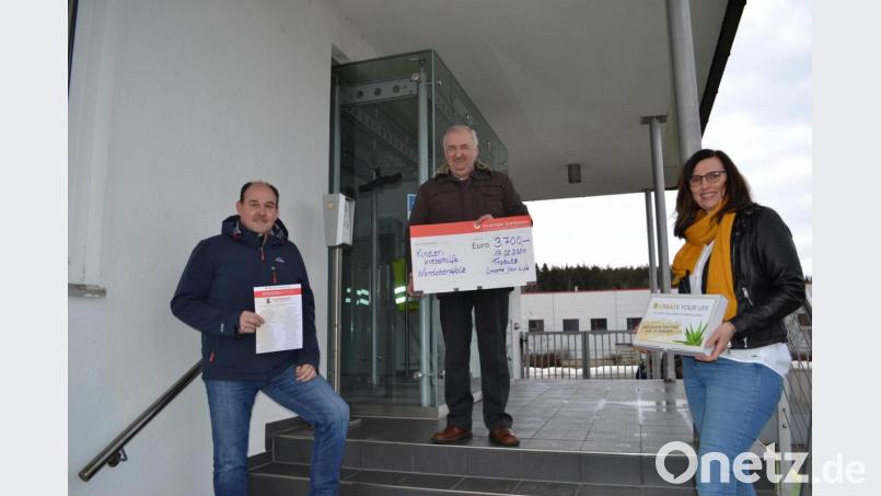 Karin Birk und Martin Pepiuk (links) von der Unternehmergruppe Create Your life zauberten mit ihrer Spende von 3700 Euro dem Kinderkrebshilfe-Verein ein Lächeln ins Gesicht. Bild: fue