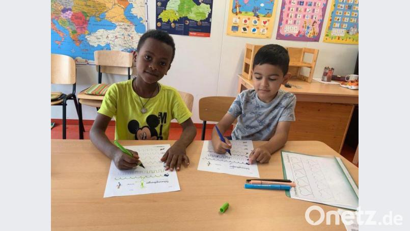 Diam und Nahom (von links) beim Vorschulkurs in der Weidener Gemeinschaftsunterkunft im Jahr 2019. Archivbild: exb