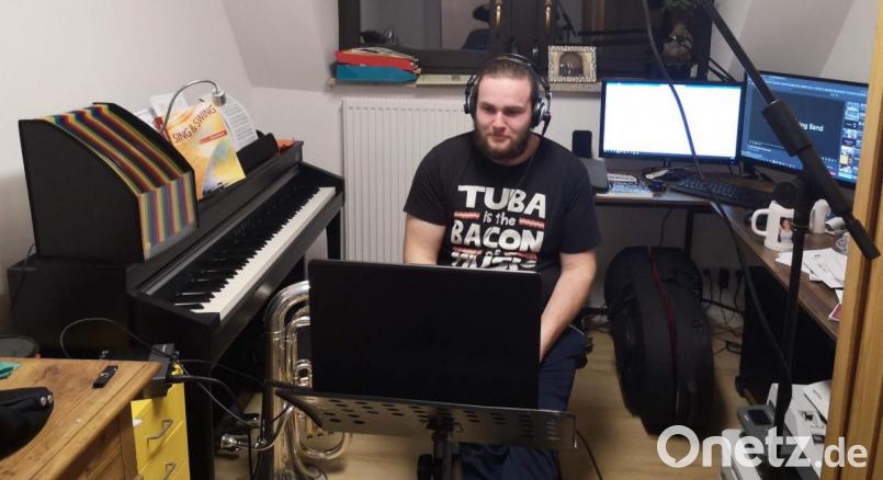 Für den Dirigenten Wolfgang Vögele bedeutet die Online-Probe eine echte Herausforderung. Wegen der aufwändigen Technik muss er teilweise mit sechs verschiedenen Geräten hantieren. Sein Urteil: „So positiv es ist, gemeinsam online musizieren zu können, so problematisch ist es, auf diese Art und Weise konzertante Werke einzuüben.“ Bild: u