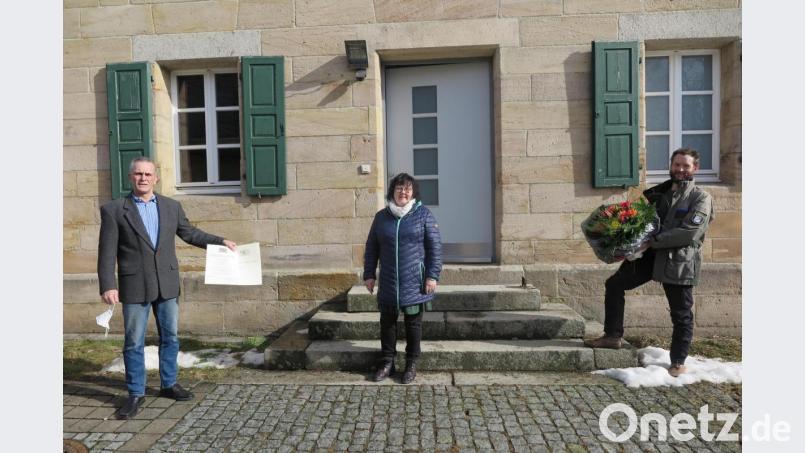 Forstdirektor Dirk Lüder (links) und Personalratsvorsitzender Martin Wittmann (rechts) ehrten Liane Preininger für ihre 40-jährige Dienstzeit bei der Bayerischen Forstverwaltung. Bild: jzk