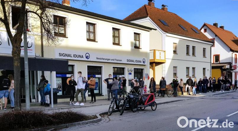 Eine Menschenschlange vor einer Eisdiele in Kümmersbruck am Samstag. Bild: Andreas Rupprecht