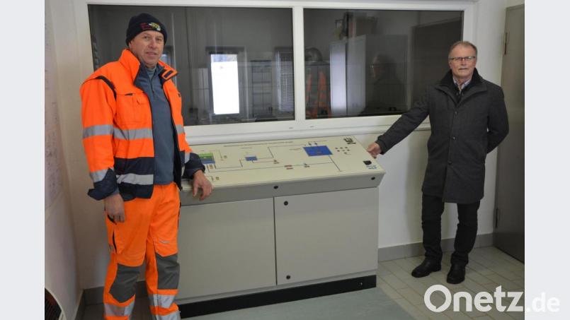 Wasserwart Alfons Haberkorn (links) und Bürgermeister Max Bindl an einem Schaltpult im Pumphaus des Wasserzweckverbandes &quot;Konnersreuther Gruppe&quot;. Bild: jr