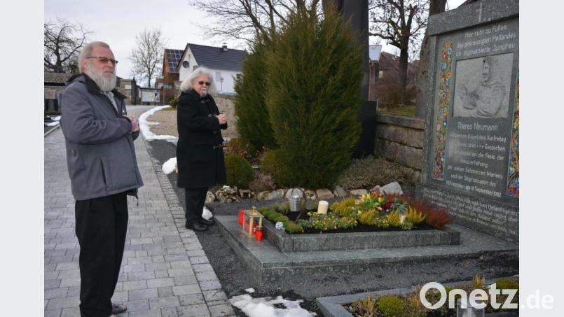Stadtpfarrer Peter König (rechts) aus Vilsbiburg führte den jüngsten Resl-Gebetstag als Hauptzelebrant und Prediger an. Vor dem Gottesdienst besuchte er mit Pfarrseelsorger Pater Benedikt Leitmayr das Grab von Therese Neumann auf dem Friedhof. Bild: jr