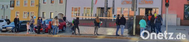 Geduldig, mit Maske und Abstand warteten die Eishungrigen vor einem Erbendorfer Eiscafé. Um den Bürgersteig nicht zu blockieren, bildete sich die Warteschlange für viele ungewöhnlich an der Hauptstraße entlang. Bild: fks